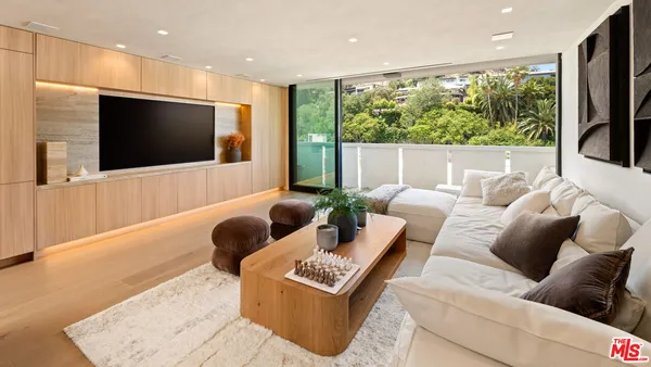 $9,500 | 8787 Shoreham Drive, Unit 902, West Hollywood, CA 90069