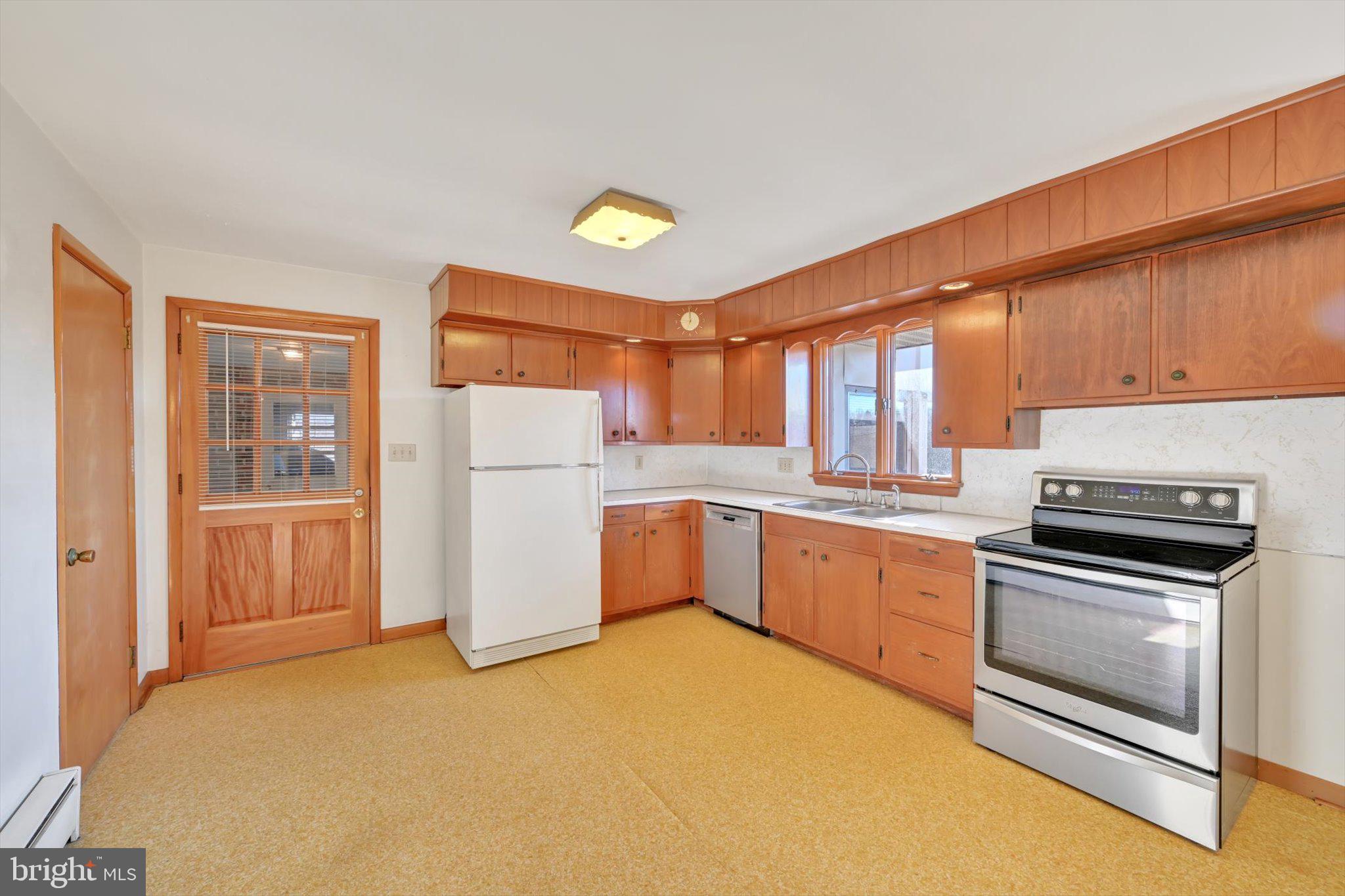 3137 East Galen Hall Road Reinholds, PA 17569 - Photo 7 of 38 Kitchen