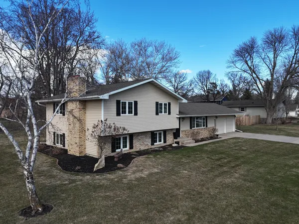 $349,900 | 404 West 9th Street, Morris, MN 56267