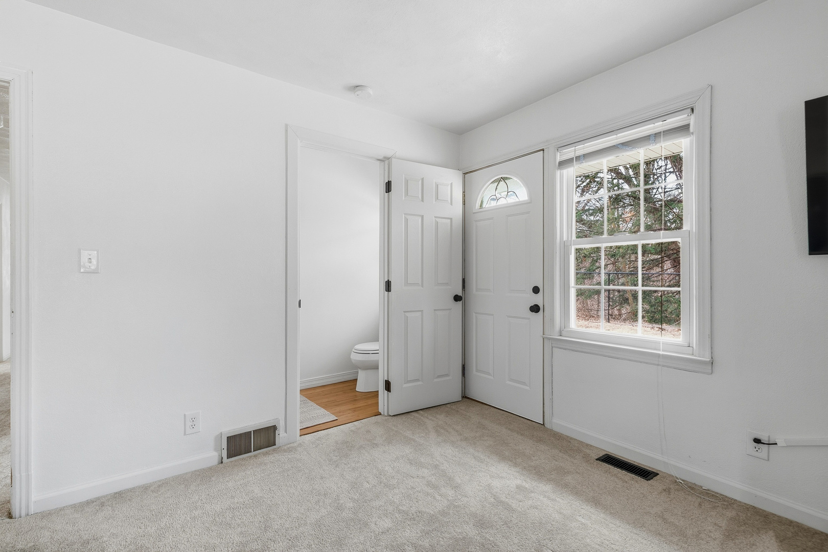 1700 46th Street Moline, IL 61265 - Photo 40 of 45 an empty room with windows