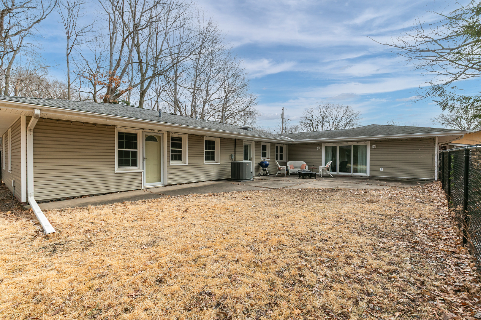 1700 46th Street Moline, IL 61265 - Photo 43 of 45 a front view of a house with a garden
