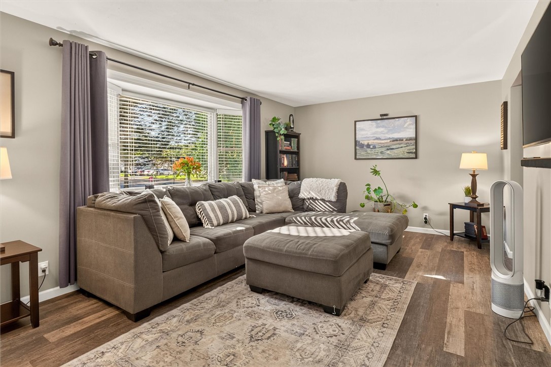 200 Brower Road Irondequoit, NY 14622 - Photo 4 of 46 Living Room