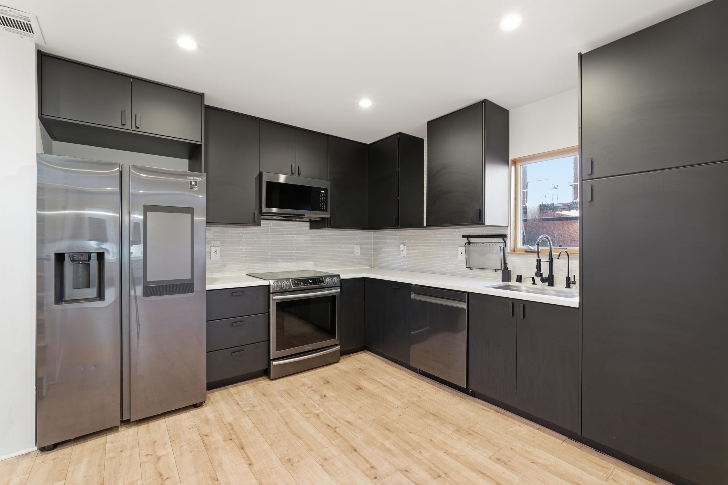 820 46th Street Oakland, CA 94608 - Photo 3 of 34