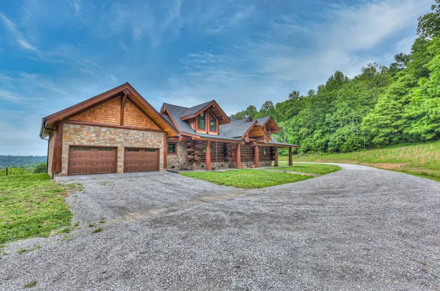 a view of a pathway with a house
