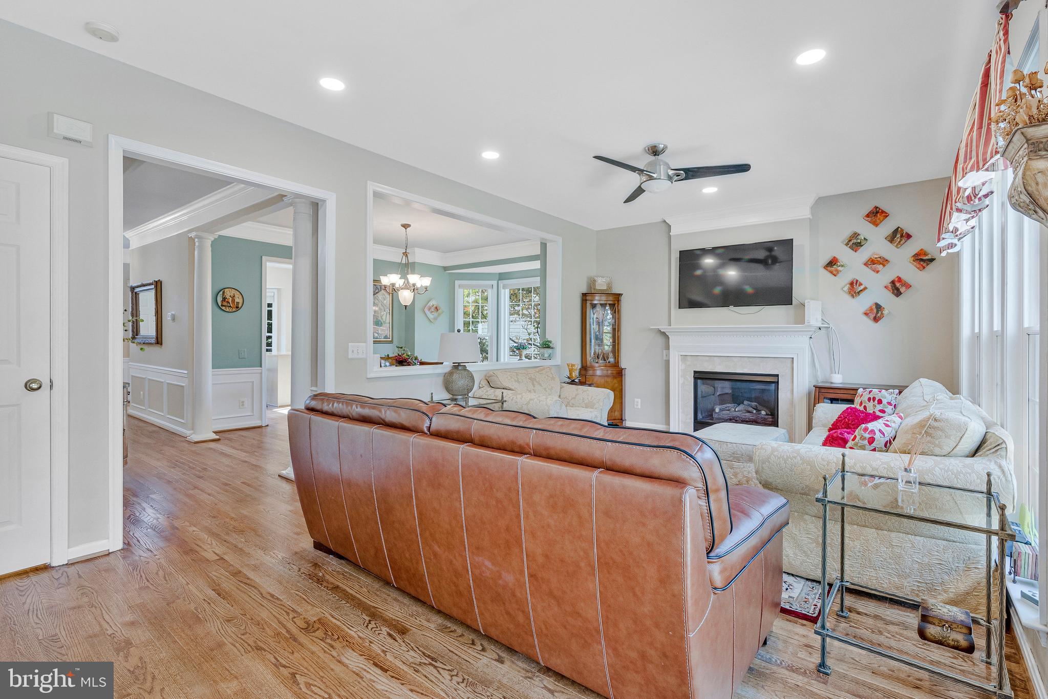 12492 Fox View Way Reston, VA 20191 - Photo 13 of 44 Living Room
