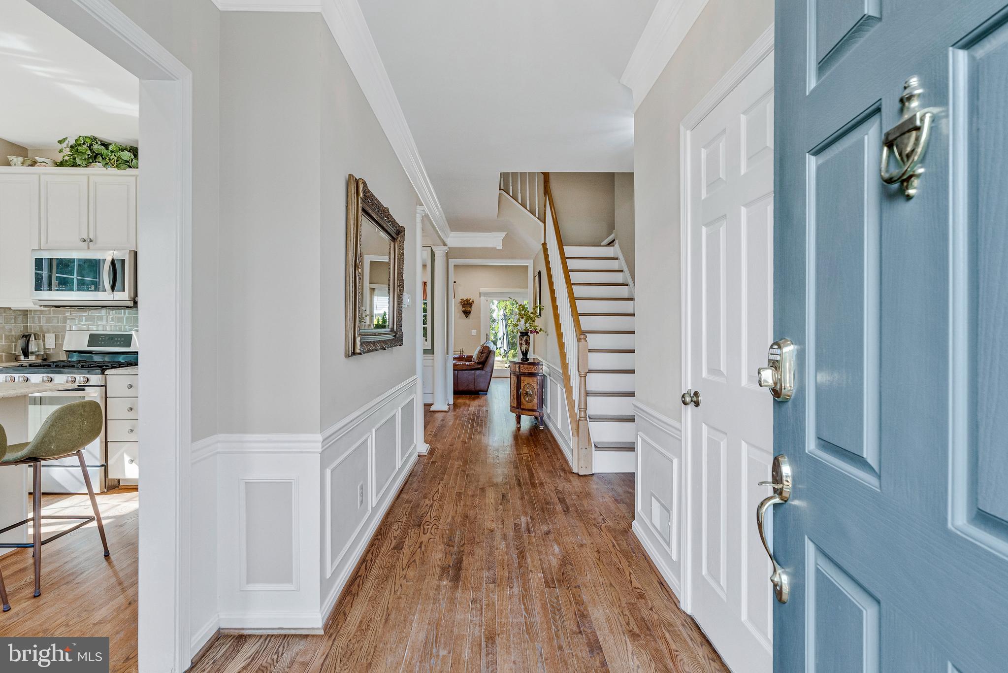 12492 Fox View Way Reston, VA 20191 - Photo 4 of 44 Welcoming foyer