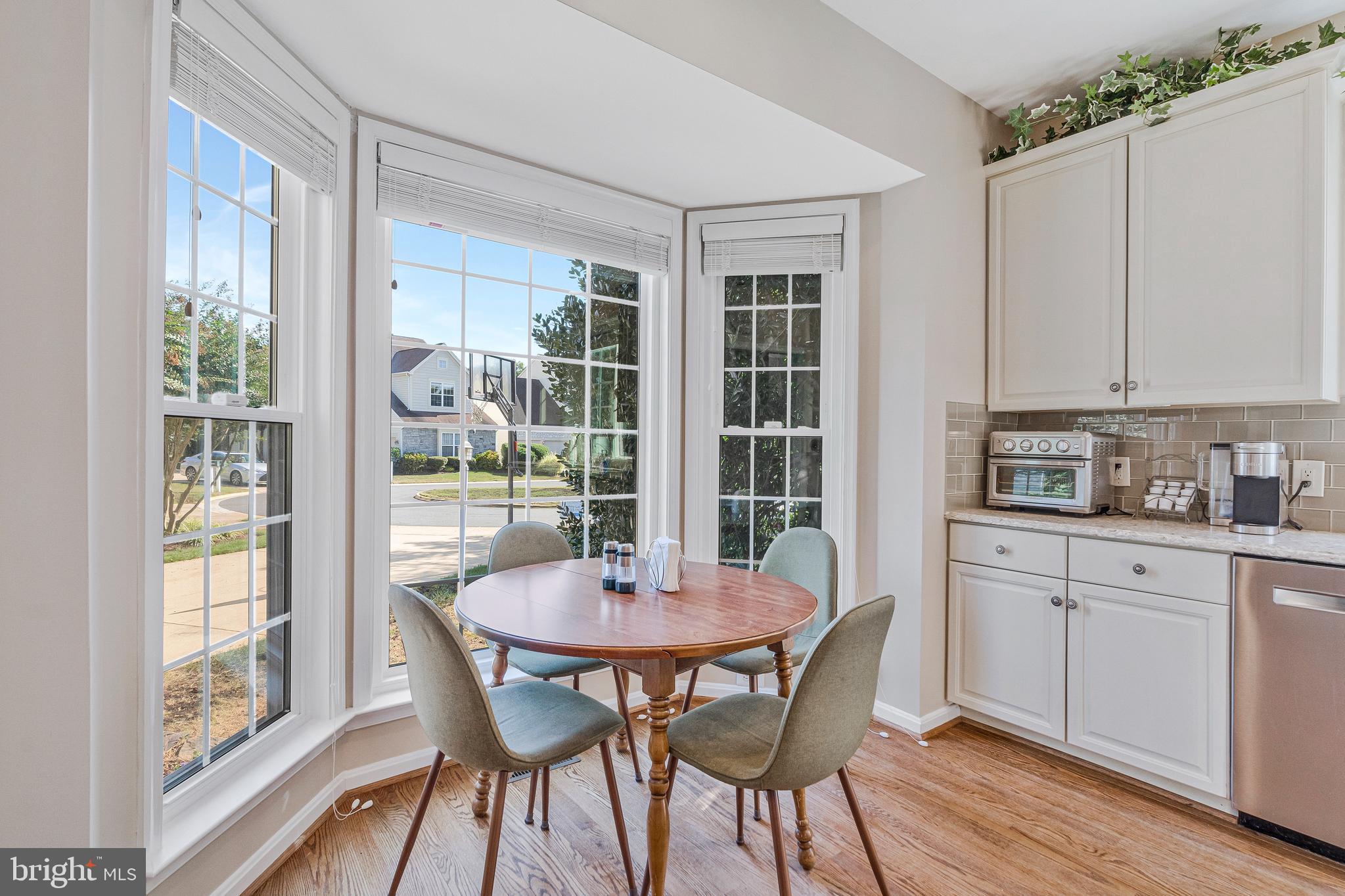 12492 Fox View Way Reston, VA 20191 - Photo 7 of 44 Eat in Kitchen w/ Bay Window View