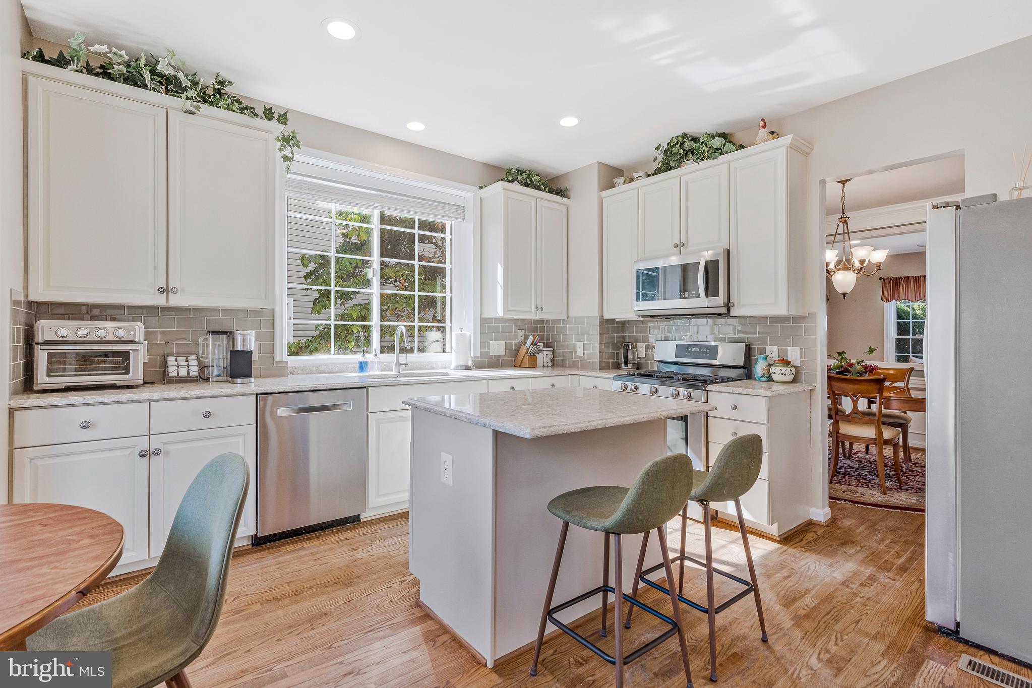 12492 Fox View Way Reston, VA 20191 - Photo 8 of 44 Kitchen w/ island counter