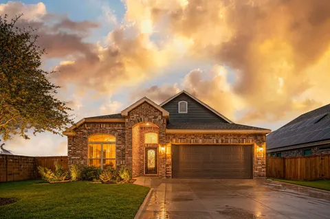 $300,000 | 5318 Madeline Grace Drive, Brookshire, TX 77423