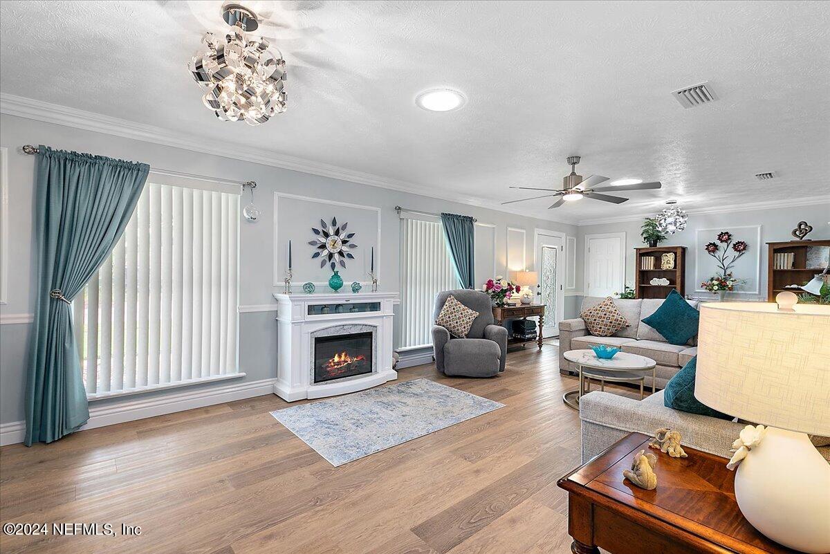 1006 Acapulco Road Jacksonville, FL 32216 - Photo 6 of 22 Living Room