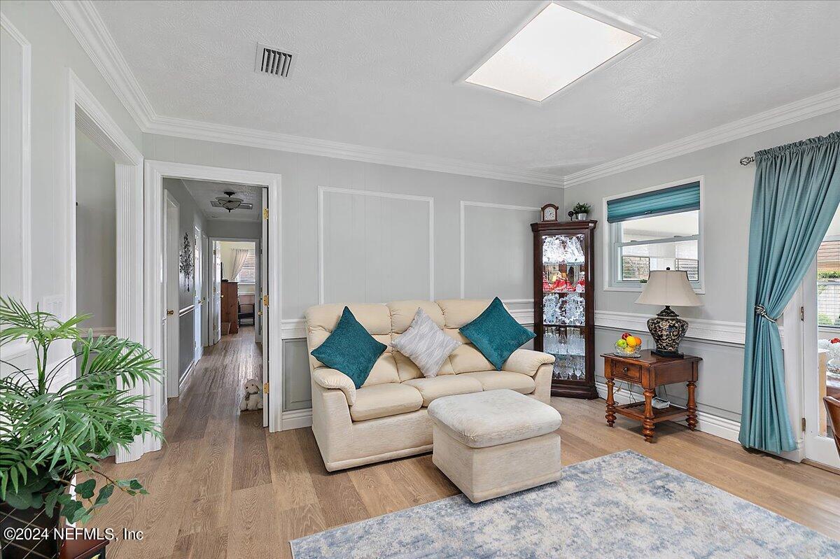1006 Acapulco Road Jacksonville, FL 32216 - Photo 8 of 22 Living Room