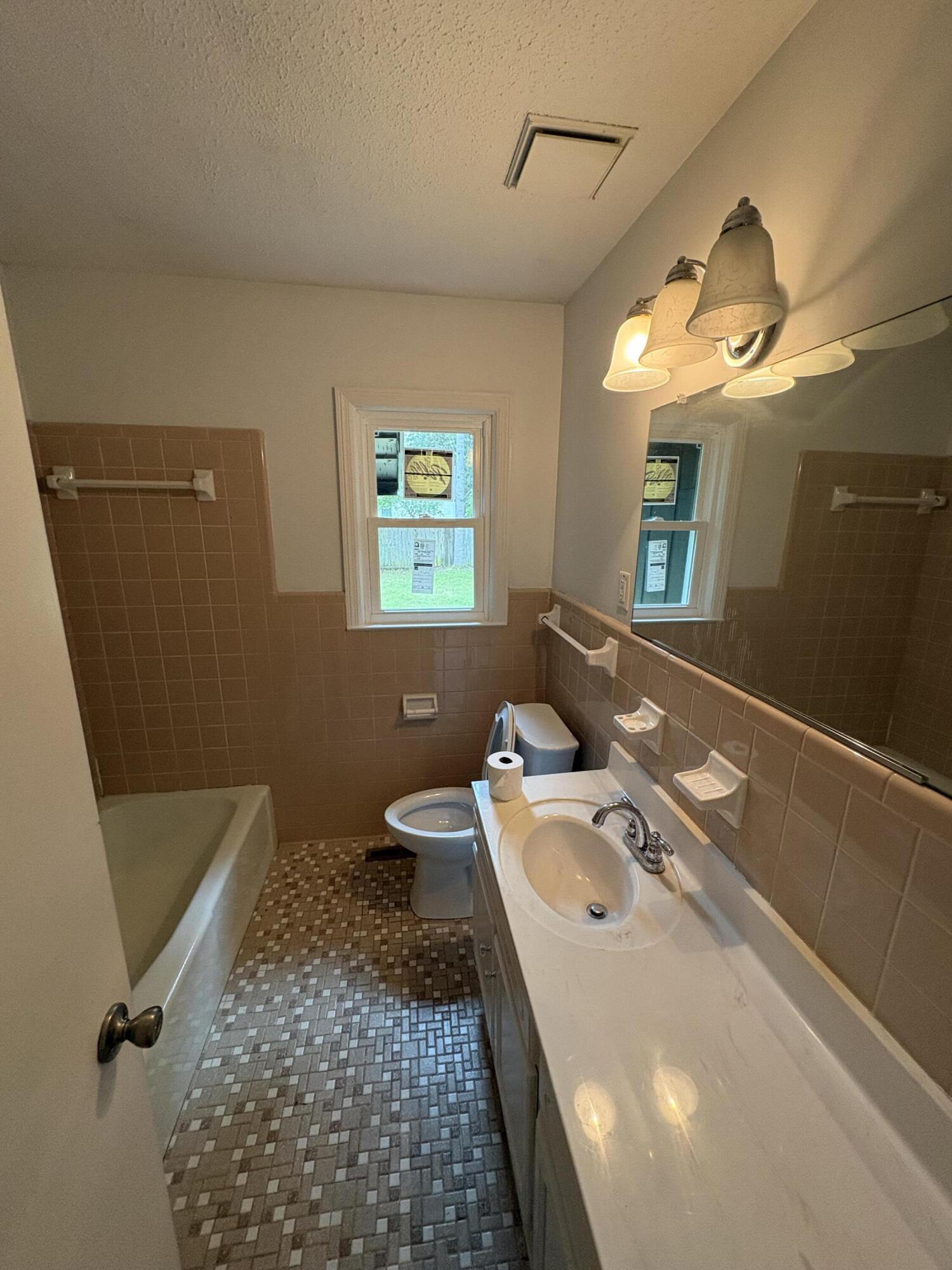 605 Lynnwood Road Walterboro, SC 29488 - Photo 15 of 29 Hall Bathroom 2 - 605 Lynnwood Road