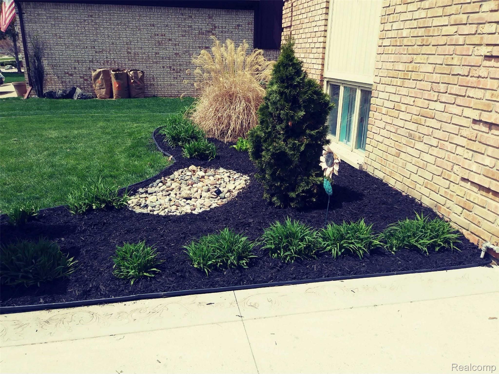 11427 Common Road Warren, MI 48093 - Photo 41 of 43 201905049513075695Film1.jpg