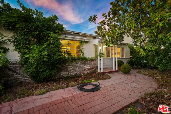$1,350,000 | 10941 Peach Grove Street, Toluca Lake, CA 91601