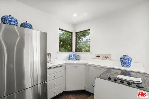 $1,350,000 | 10941 Peach Grove Street, Toluca Lake, CA 91601