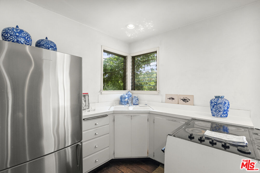 10941 Peach Grove Street Toluca Lake, CA 91601 - Photo 23 of 54