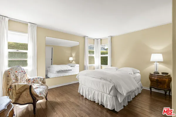 $1,350,000 | 10941 Peach Grove Street, Toluca Lake, CA 91601