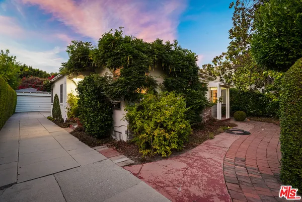 $1,350,000 | 10941 Peach Grove Street, Toluca Lake, CA 91601