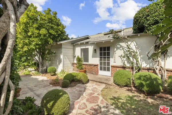$1,350,000 | 10941 Peach Grove Street, Toluca Lake, CA 91601
