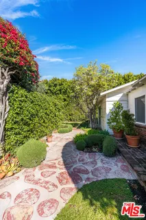 $1,350,000 | 10941 Peach Grove Street, Toluca Lake, CA 91601