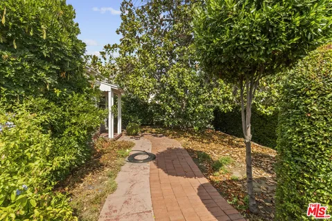 $1,350,000 | 10941 Peach Grove Street, Toluca Lake, CA 91601