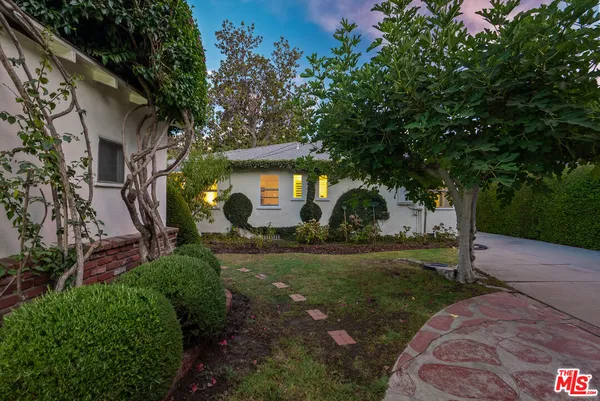 $1,350,000 | 10941 Peach Grove Street, Toluca Lake, CA 91601