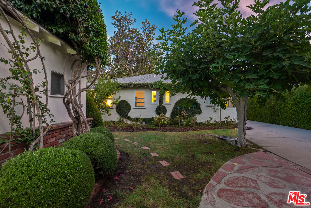 10941 Peach Grove Street Toluca Lake, CA 91601 - Photo 6 of 54