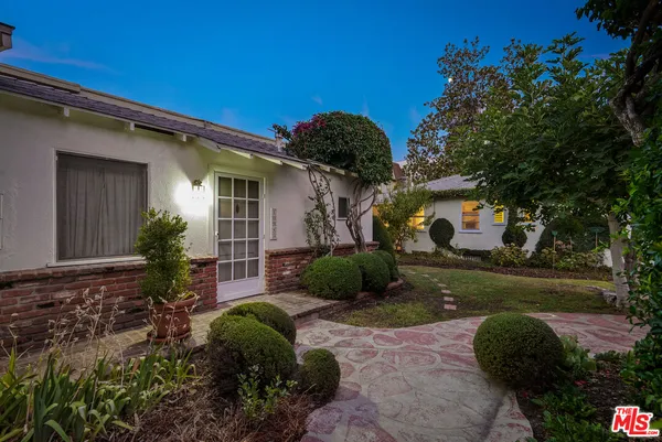 $1,350,000 | 10941 Peach Grove Street, Toluca Lake, CA 91601