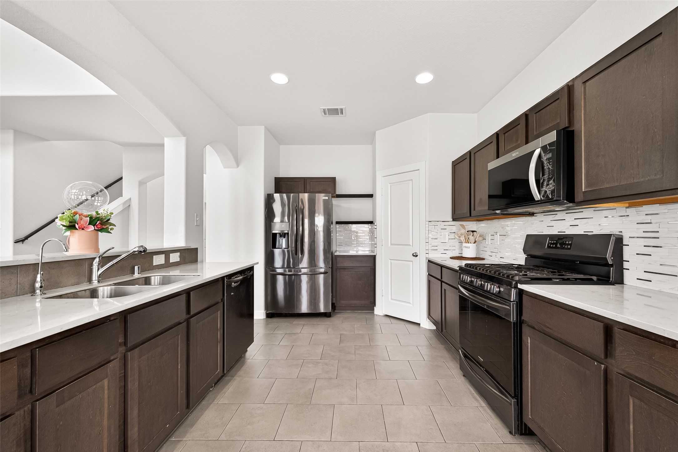 6803 Alamitos Court Rosharon, TX 77583 - Photo 15 of 48