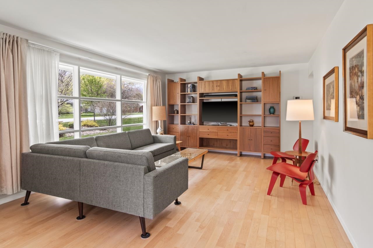 645 Sheridan Road Traverse City, MI 49686 - Photo 11 of 46 1921751-01055380-0198-496e-9bc1-5873a1a920a0.JPG