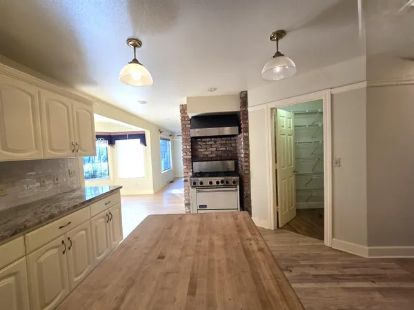a view of empty room with a ceiling fan