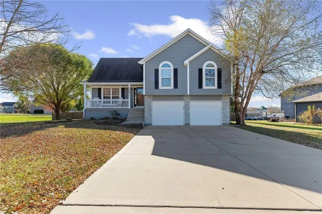 $384,900 | 1509 Saddle Brook Road, Raymore, MO 64083