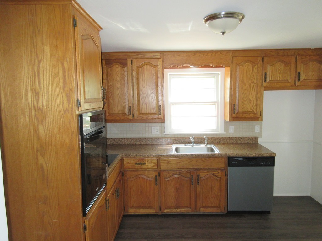 141 Hadley Street Springfield, MA 01118 - Photo 6 of 28