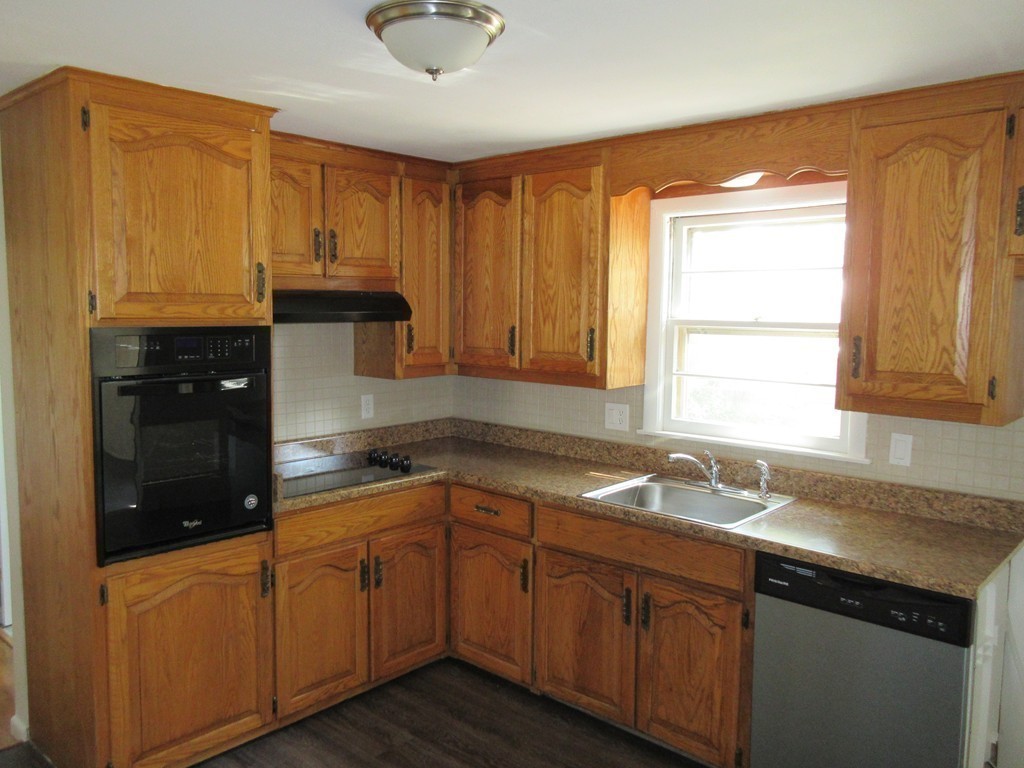 141 Hadley Street Springfield, MA 01118 - Photo 7 of 28