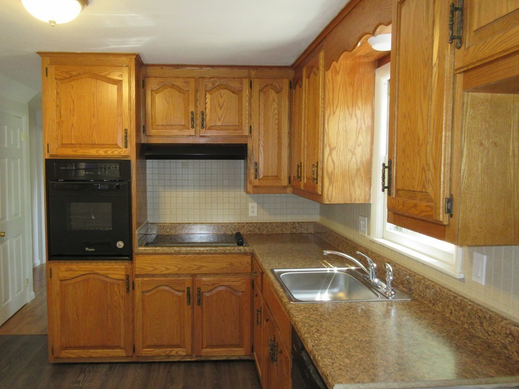 141 Hadley Street Springfield, MA 01118 - Photo 8 of 28