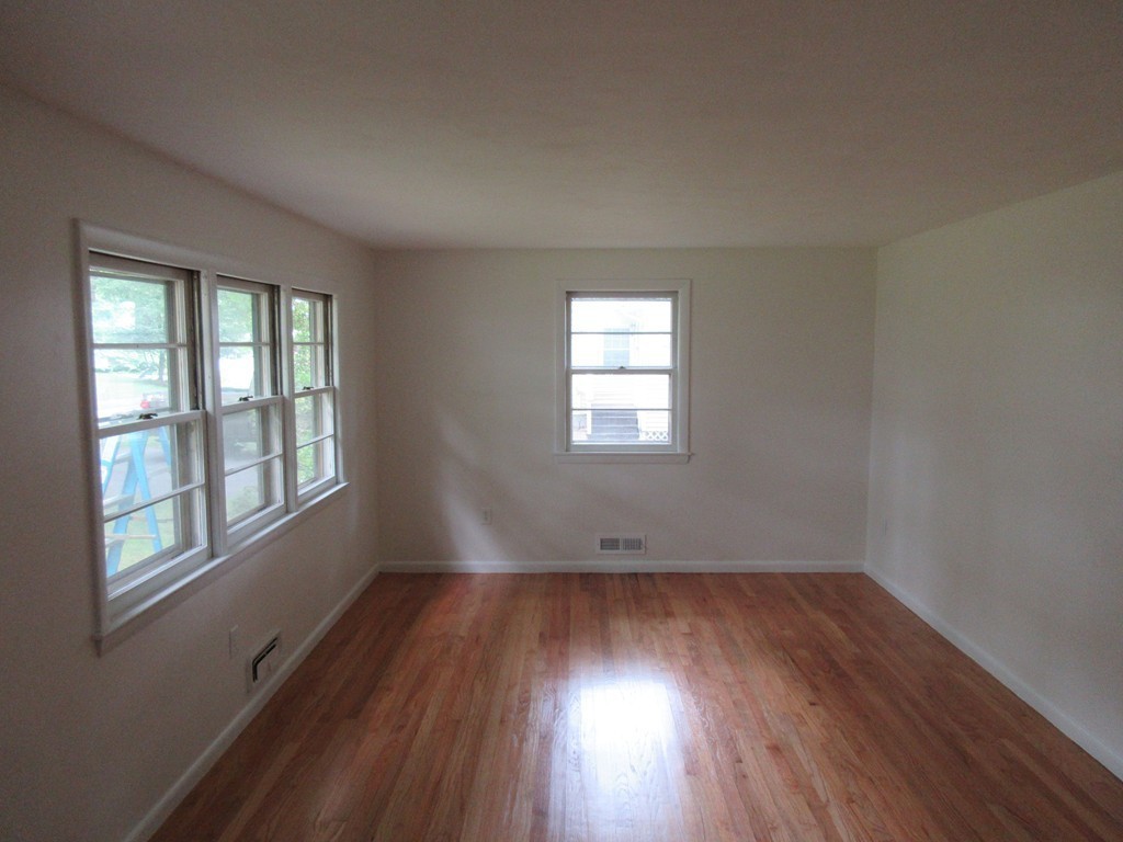 141 Hadley Street Springfield, MA 01118 - Photo 9 of 28