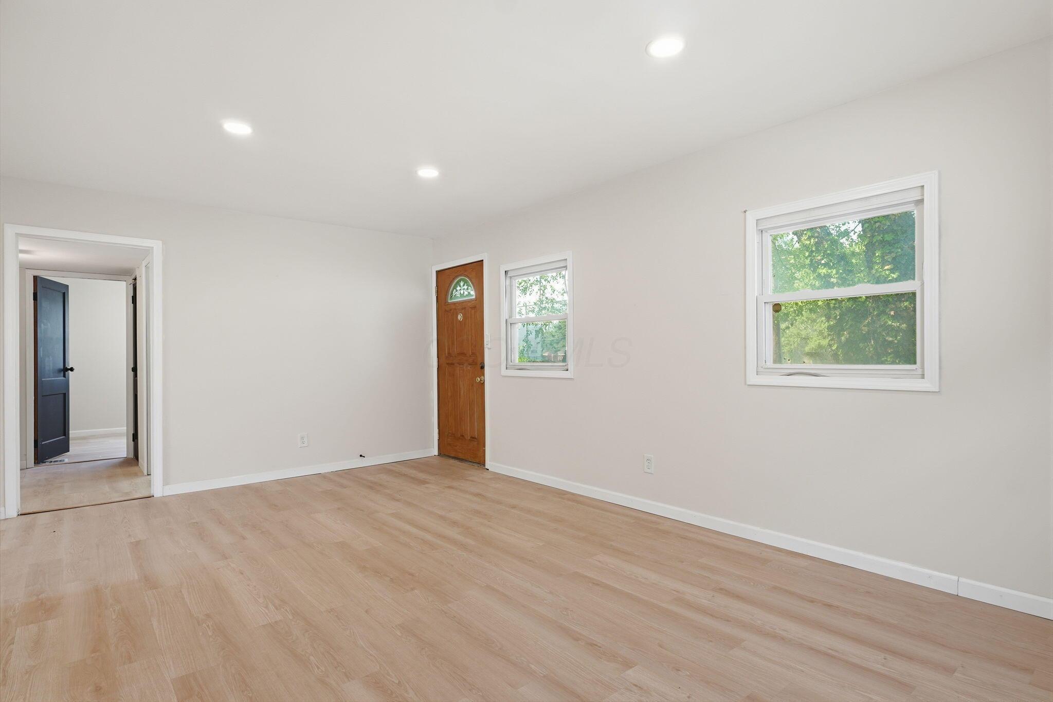 1074 South James Road Columbus, OH 43227 - Photo 5 of 35 6-web-or-mls-1074-s-james-rd