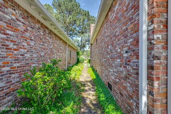 $450,000 | 106 Whisper Ridge Drive, Madison, MS 39110