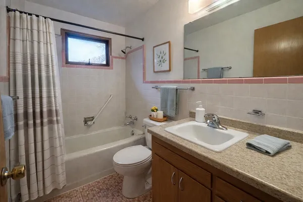 $1,500 | 2402 Fremont Avenue, Madison, WI 53704