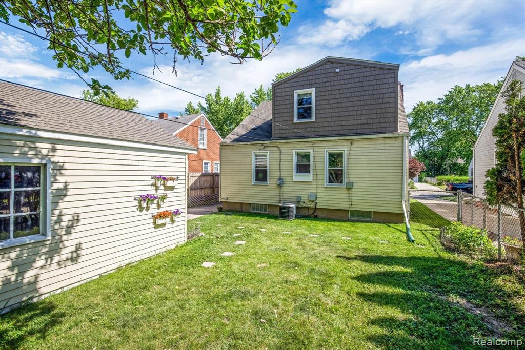 2432 Harvard Road Berkley, MI 48072 - Photo 29 of 32