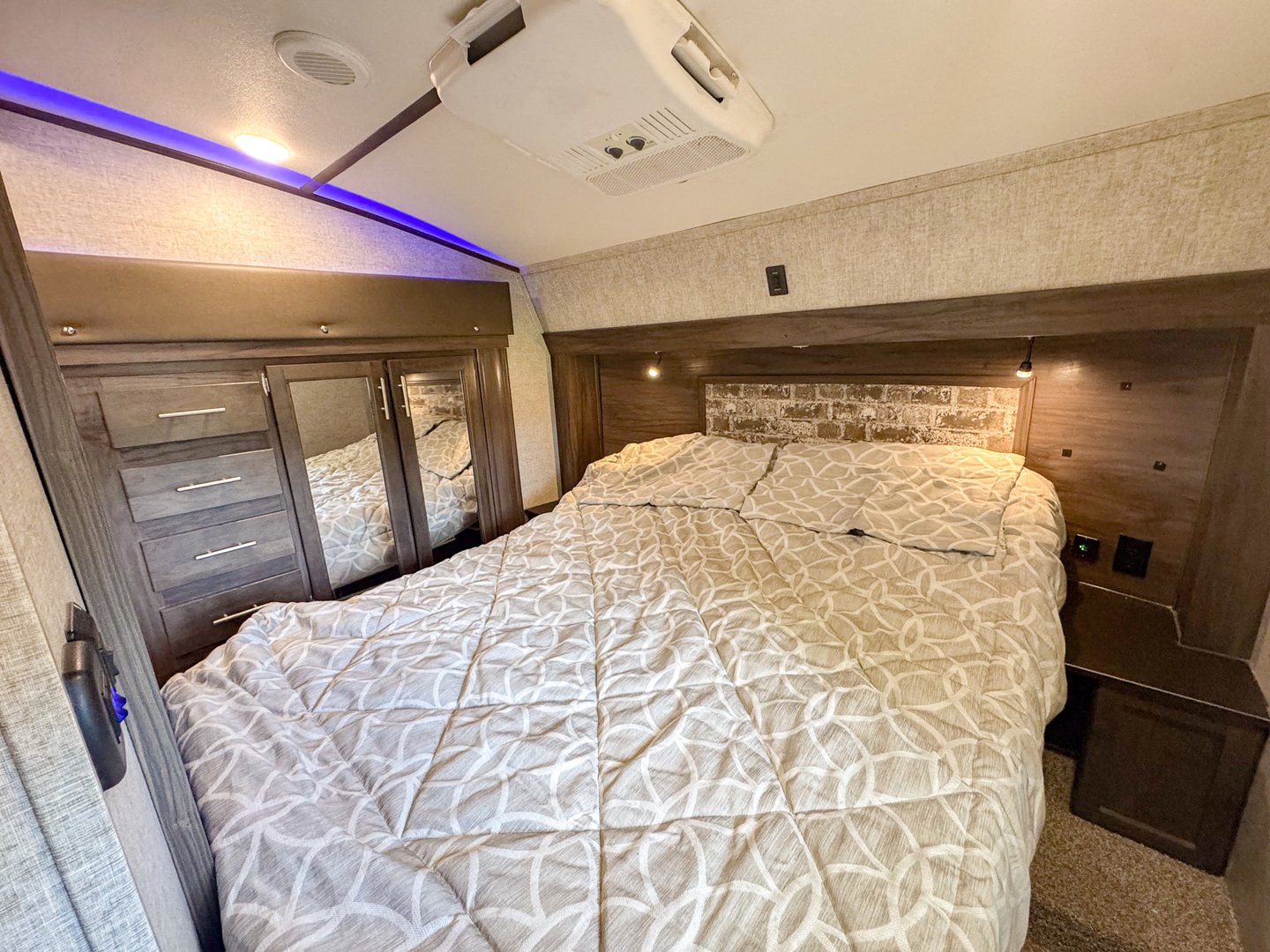 17-83 83 Amboy, IL 61310 - Photo 20 of 24 a large bed sitting in a bedroom next to a window