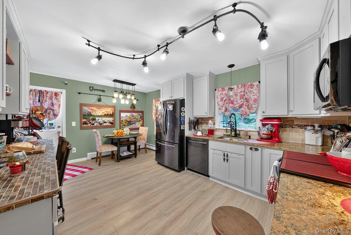 34 Raybrook Road Yonkers, NY 10704 - Photo 5 of 47 Eat-in-Kitchen