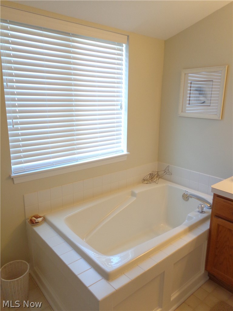 28 D Cedar Point Road Sandusky, OH 44870 - Photo 13 of 27 Master bath garden tub.
