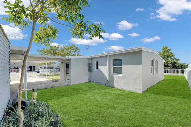 a view of a backyard