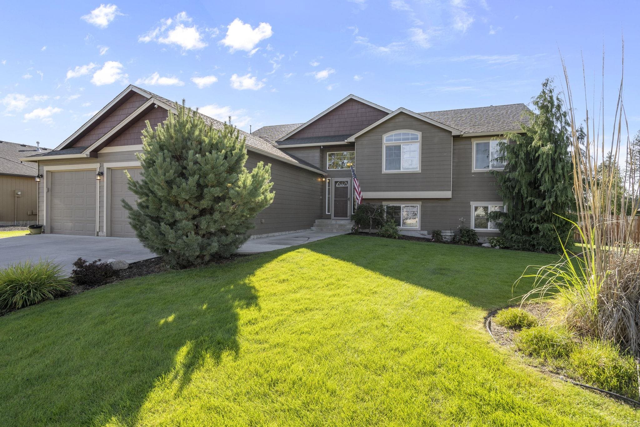 15317 North Hunter's Pointe Road Mead, WA 99021 - Photo 2 of 34