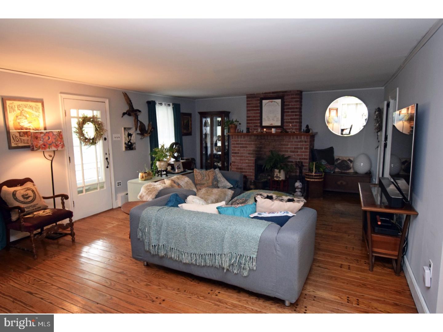 517 Tryens Road Aston, PA 19014 - Photo 3 of 25 Living Room