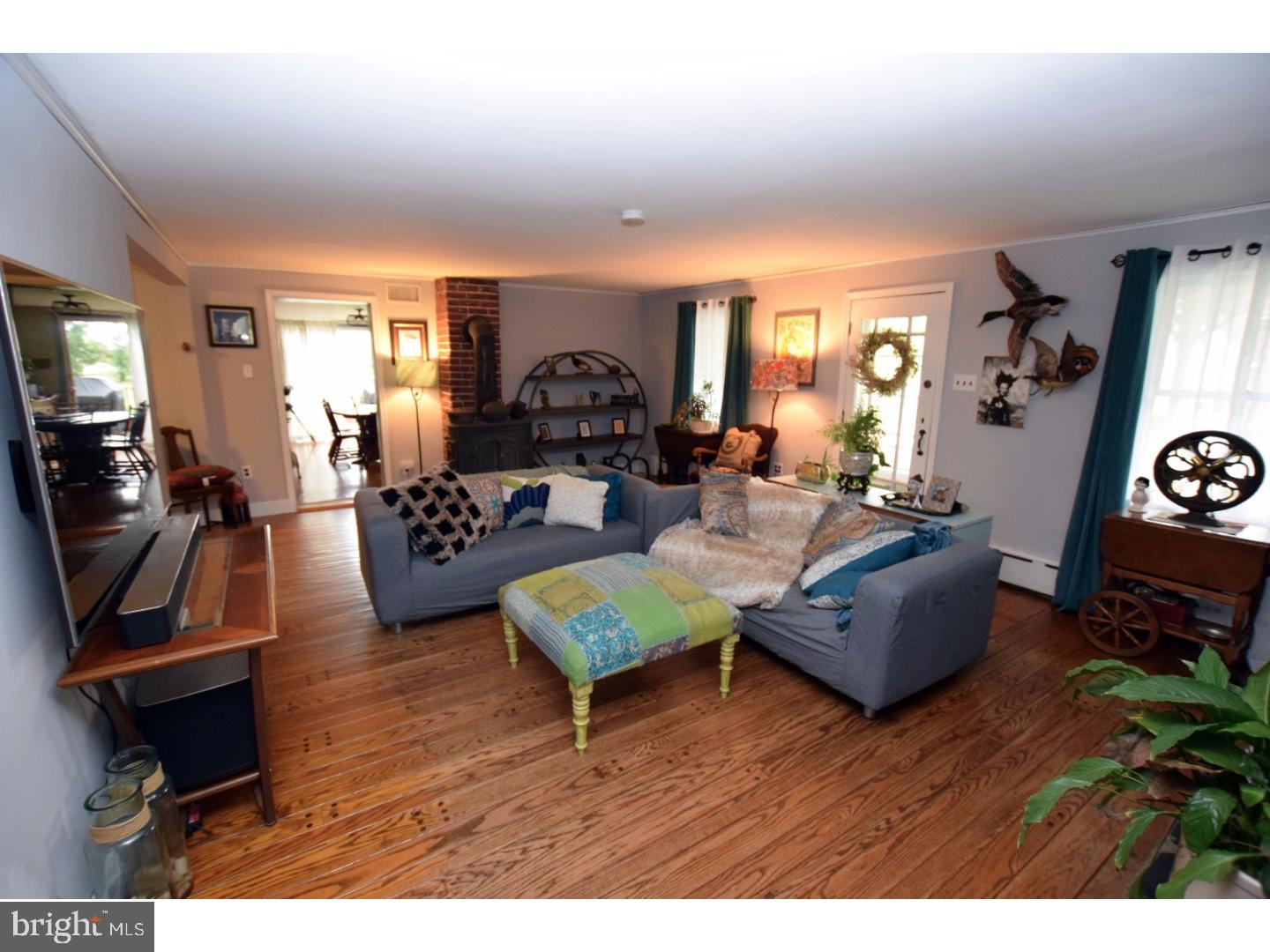 517 Tryens Road Aston, PA 19014 - Photo 4 of 25 Living Room