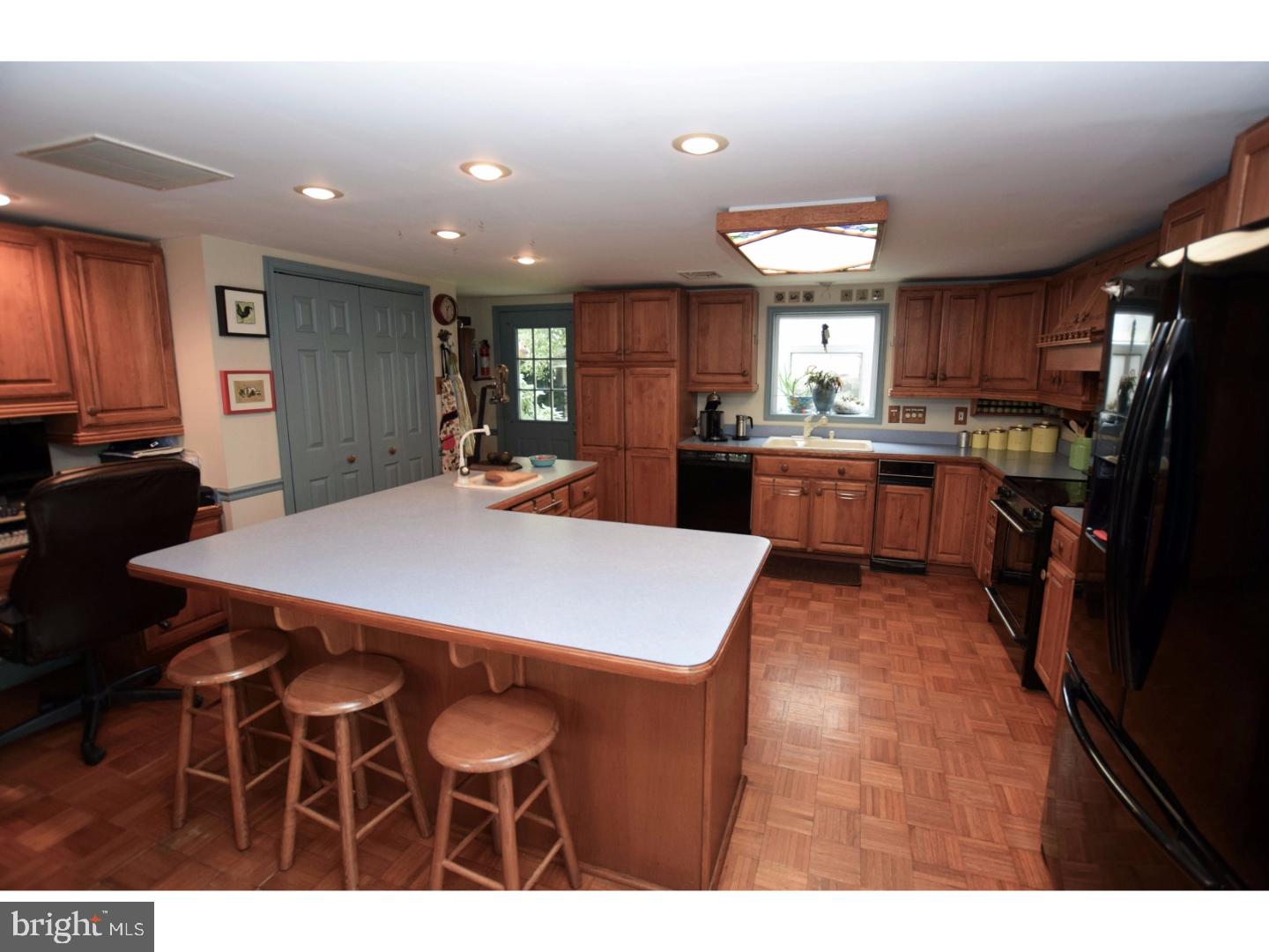 517 Tryens Road Aston, PA 19014 - Photo 9 of 25 Kitchen