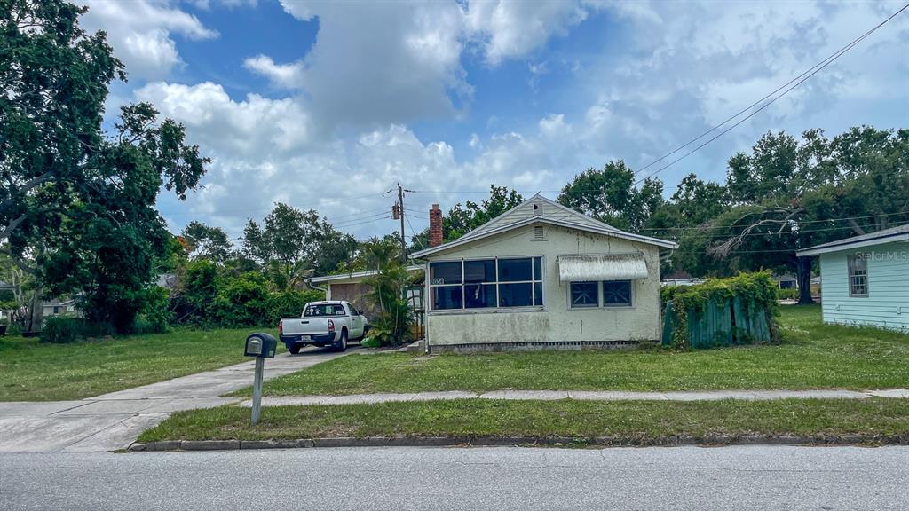 2050 10th Street Sarasota, FL 34237 - Photo 3 of 16 a front view of a house with a garden