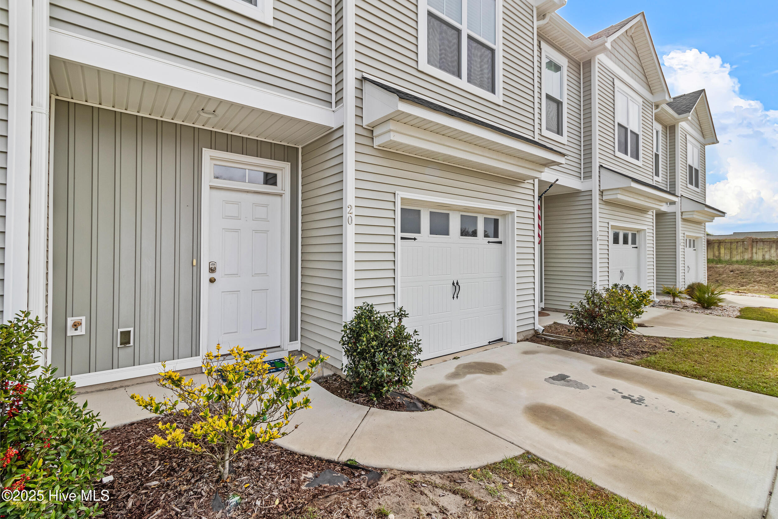 20 Aspen Road Hampstead, NC 28443 - Photo 2 of 29 Front Entryway